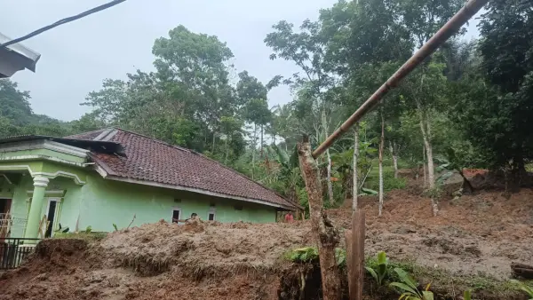 Penampakan longsor di wilayah Desa Nangerang, kecamatan Jampangtengah, Sukabumi yang mengancam rumah warga. Rabu (15/4/2026). (Sumber: Istimewa)