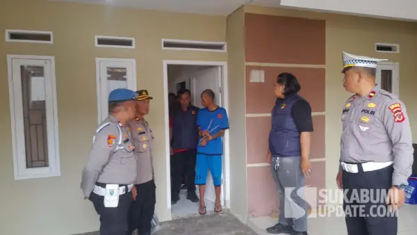 Pra rekonstruksi kasus pembunuhan warga Singapura digelar di Perumahan BMI 5, Cicurug, Sukabumi, Kamis (16/4/2026), dengan menghadirkan dua tersangka dan pengamanan aparat kepolisian | Foto : Ibnu Sanubari