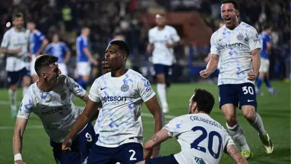 Selebrasi Denzel Dumfries saat mencetak gol ke gawang Como (Sumber: web/inter.it)