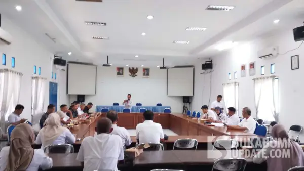Suasana rapat kerja Komisi IV DPRD Kabupaten Sukabumi bersama Disnakertrans, serikat pekerja, dan pengusaha membahas revisi Perda Ketenagakerjaan | Foto :Ibnu Sanubari