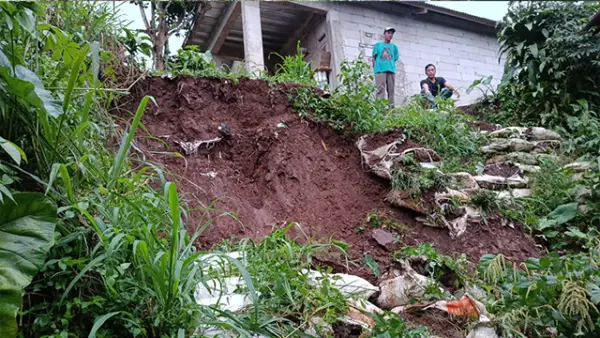 Longsor di Kampung Leuwi Peti, Desa Balekambang, Kecamatan Nagrak, Kamis (16/4/2026). (Sumber : Istimewa.).