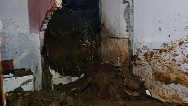 Penampakan rumah warga yang rusak usai diterjang longsor tebing 8 meter di Kecamatan Sukalarang, Kabupaten Sukabumi. Kamis (16/4/2026) | Foto : P2BK