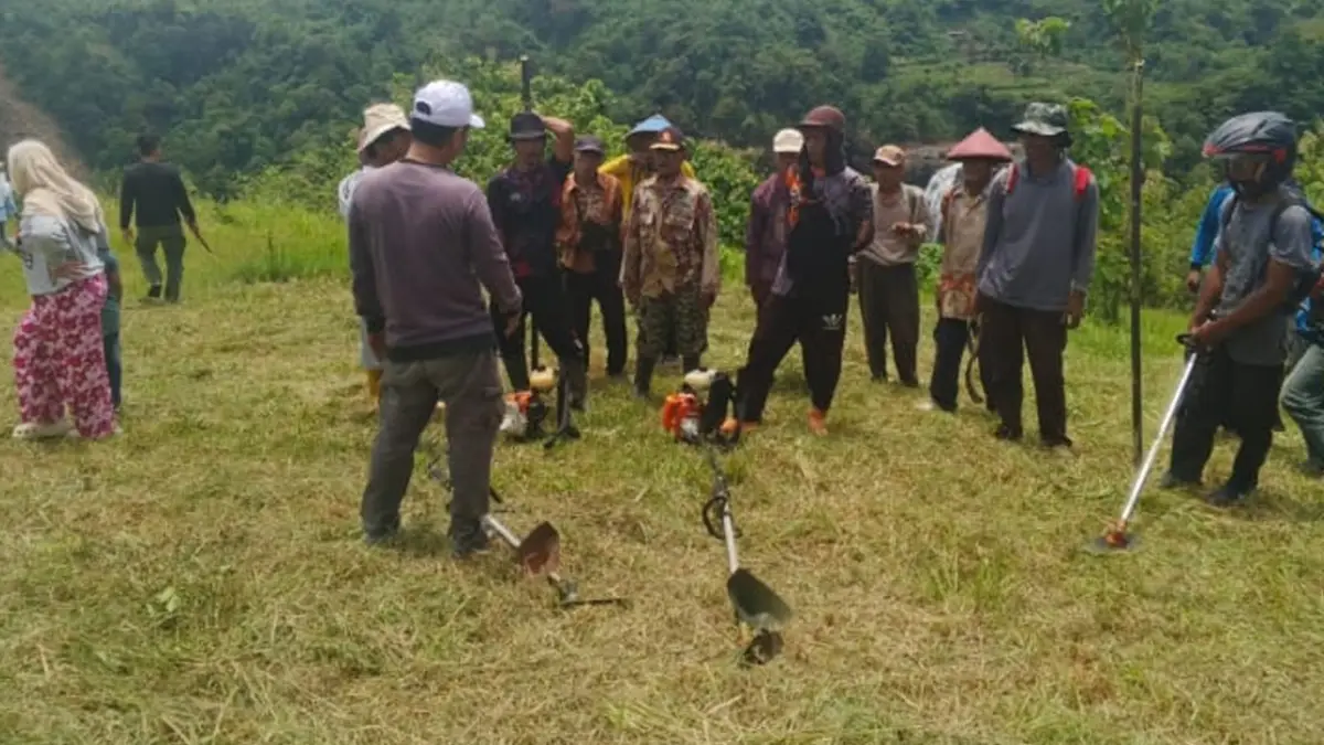 Pemdes dan warga Cibenda, Kecamatan Ciemas gotong royong membersihkan ilalang di kawasan wisata Curug Puncak Manik. Jumat (17/4/2026).