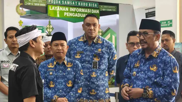 Kepala Bapenda Kabupaten Sukabumi Herdy Somantri saat mendampingi Bupati dan Wabup saat mengunjungi Samsat Cibadak. (Sumber : Diskominfosan Kab. Sukabumi)