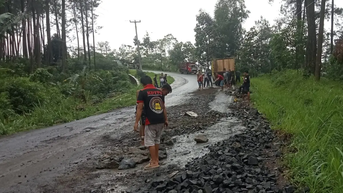 Beda Perlakuan? Jalan Provinsi di Nyalindung Rusak Berat, Warga dan Sopir Perbaiki Swadaya