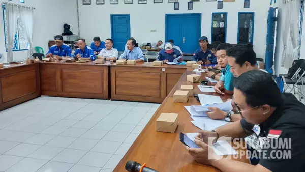 Serikat pekerja dan asosiasi pengusaha saat menghadiri rapat kerja bersama Komisi IV DPRD Kabupaten Sukabumi bahas revisi Perda Ketenagakerjaan, Kamis (16/4/2026) | Foto : Ibnu Sanubari