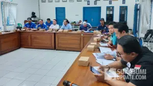 Serikat pekerja dan asosiasi pengusaha saat menghadiri rapat kerja bersama Komisi IV DPRD Kabupaten Sukabumi bahas revisi Perda Ketenagakerjaan, Kamis (16/4/2026) | Foto : Ibnu Sanubari