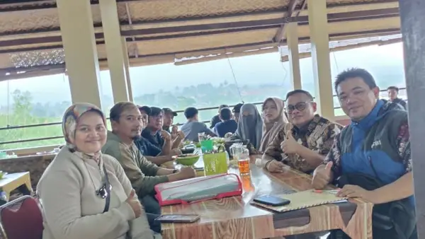 Anggota DPRD Jawa Barat Muhammad Jaenudin saat bertemu para eks karyawan PT Tirta Mas Lestari (TML) di Cicurug | Foto : Tim adc