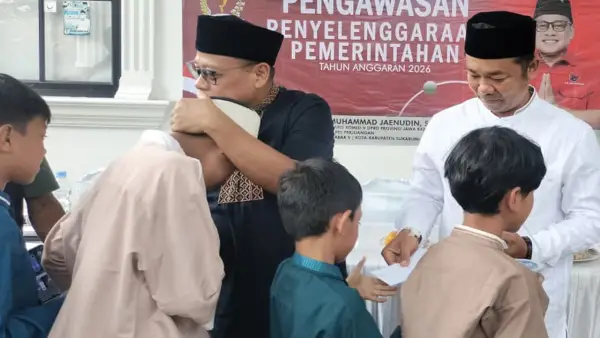 Anggota DPRD Jawa Barat Muhammad Jaenudin saat memberikan santunan kepada anak yatim di Desa Tangkil, Kecamatan Cidahu, Kabupaten Sukabumi | Foto : Tim adc