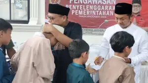 Anggota DPRD Jawa Barat Muhammad Jaenudin saat memberikan santunan kepada anak yatim di Desa Tangkil, Kecamatan Cidahu, Kabupaten Sukabumi | Foto : Tim adc