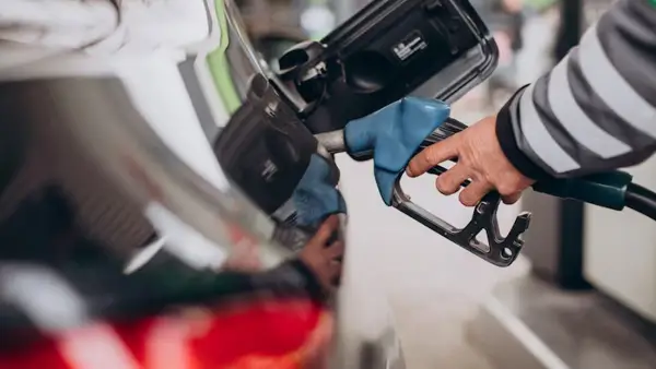 Ilustrasi di Stasiun Pengisian Bahan Bakar Umum (SPBU). (Sumber: Freepik)