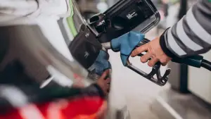 Ilustrasi di Stasiun Pengisian Bahan Bakar Umum (SPBU). (Sumber: Freepik)