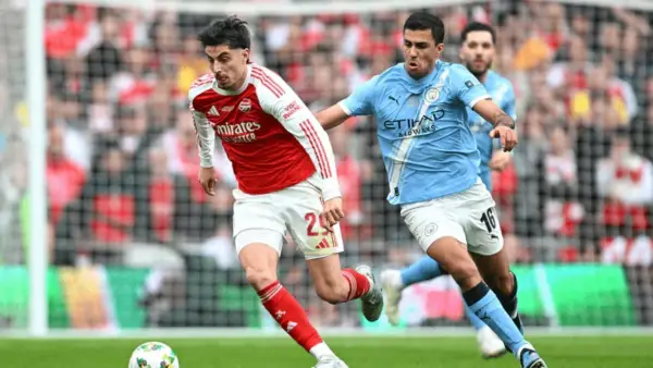 Duel Kai Harvertz (kiri) dan Rodri (kanan) di pertandingan final Piala Carabao Cup (Sumber: web/arsenal.com)