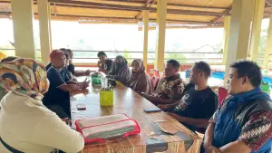 Anggota DPRD Jawa Barat Muhammad Jaenudin dan Anggota DPRD Kabupaten Sukabumi Yudi Suryadikrama saat bertemu para eks karyawan PT Tirta Mas Lestari (TML) di Cicurug | Foto : Tim adc