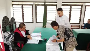 Kuasa Hukum TR serahkan alat bukti di ruang sidang PN Sekarwangi Cibadak. Jum'at, (17/04/2026). (Sumber: Istimewa)