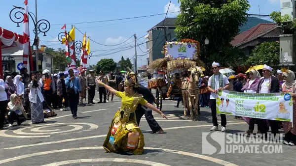 Pentas seni perwakilan Dinas dalam Karnaval Budaya peringatan HUT Kota Sukabumi yang ke-112. Sabtu (18/4/2026). (Sumber: SU/Asep Awaludin)