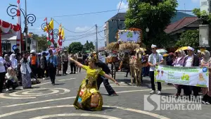 Pentas seni perwakilan Dinas dalam Karnaval Budaya peringatan HUT Kota Sukabumi yang ke-112. Sabtu (18/4/2026). (Sumber: SU/Asep Awaludin)