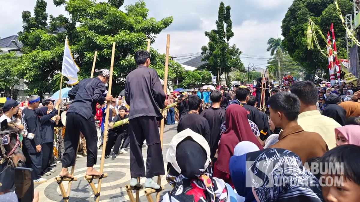 Karnaval Budaya dalam perayaan HUT Kota Sukabumi ke-112 di depan Balai Kota Sukabumi. Sabtu (18/4/2026).