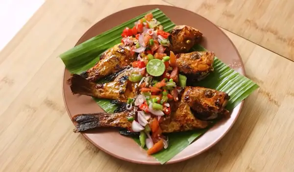 Resep Ikan Panggang Madu Sambal Dabu-Dabu, Hidangan Gurih Manis untuk Keluarga (Sumber : Youtube | Devina Hermawan)