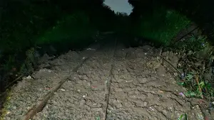 Material longsoran di jalur KA Pangrango di antara Stasiun Parungkuda dan Cibadak. (Sumber : Istimewa.).