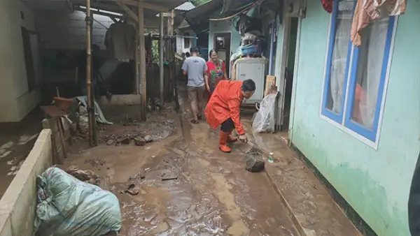 Warga bersama petugas membersihkan sisa material banjir akibat luapan Sungai Cipamuruyan di Kampung Panagan, Desa Pamuruyan, Kecamatan Cibadak, Sabtu (18/4/2026). (Sumber : P2BK Cibadak).