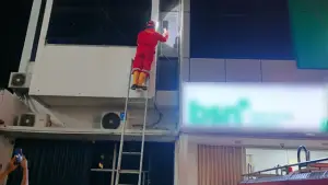 Petugas Pemadam saat mengecek kebakaran yang terjadi di ruang treatment laser lantai dua sebuah klinik kecantikan di Kampung Sekarwangi, Cibadak, Kabupaten Sukabumi, Sabtu (18/4/2026). (Sumber : Istimewa.).