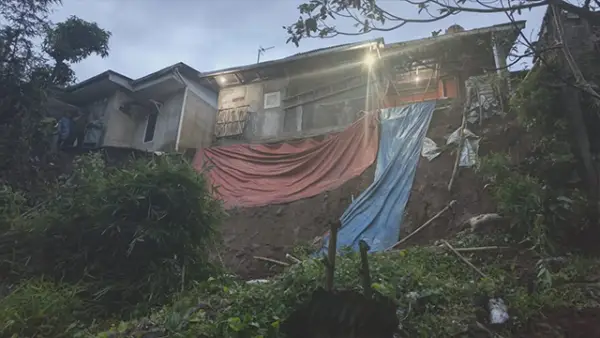 Petugas bersama warga menutup sementara TPT yang terancam longsor dengan terpal di Kampung Bantar Badak, Desa Pamuruyan, Kecamatan Cibadak, Sabtu (18/4/2026). (Sumber : P2BK Cibadak).