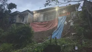 Petugas bersama warga menutup sementara TPT yang terancam longsor dengan terpal di Kampung Bantar Badak, Desa Pamuruyan, Kecamatan Cibadak, Sabtu (18/4/2026). (Sumber : P2BK Cibadak).