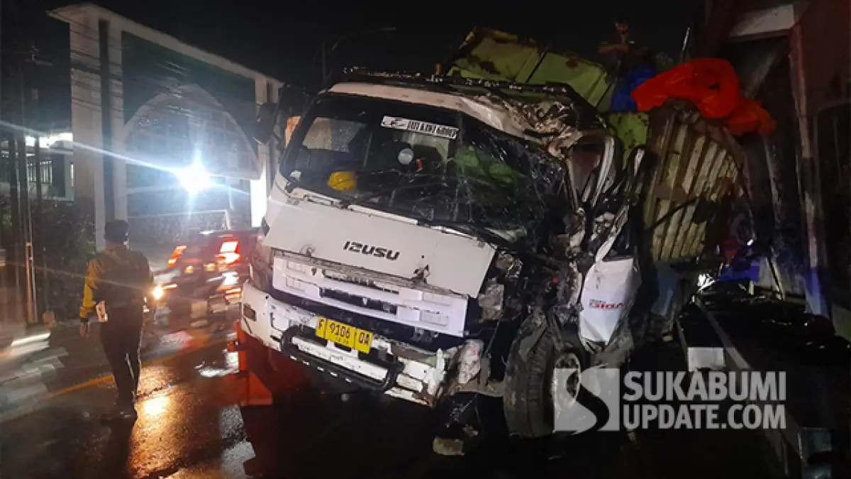 Diduga Rem Blong, Kronologi Dump Truk Muat Pasir Seruduk Ruko di Pamuruyan Cibadak