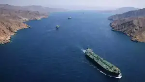 Ilustrasi kapal tanker melintasi Selat Hormuz. | Foto: Google.