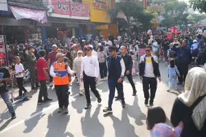 Wakil Wali Kota Sukabumi, Bobby Maulana lmelakukan pemantauan langsung terhadap jalannya kegiatan CFD spesial HUT ke-112. (Sumber Foto: Dokpim Pemkot Sukabumi)