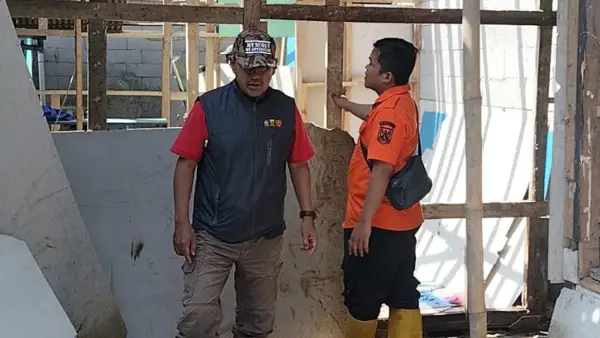 Warga bersama petugas bongkar bangunan yang menghalangi laju aliran sungai pemicu banjir (Sumber: p2bk)