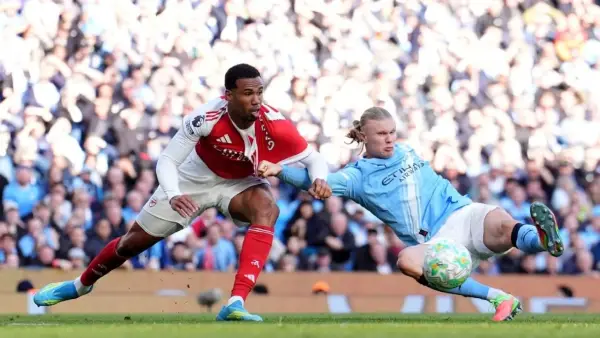 Duel Erling Haaland dan Gabriel di laga antara Manchester City vs Arsenal (Sumber: web/espn.com)