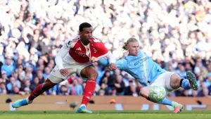 Duel Erling Haaland dan Gabriel di laga antara Manchester City vs Arsenal (Sumber: web/espn.com)