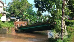 Kondisi jembatan Linggamanik, di Desa Nangerang Kecamatan Jampangtengah yang mengalami ambruk. (Sumber : SU/Ragil Gilang).