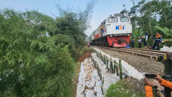 Penanganan jalur amblas tuntas, KA Siliwangi relasi Cipatat-Sukabumi kembali bisa melintas. (Sumber Foto: Dok. PT KAI)