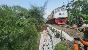 Penanganan jalur amblas tuntas, KA Siliwangi relasi Cipatat-Sukabumi kembali bisa melintas. (Sumber Foto: Dok. PT KAI)