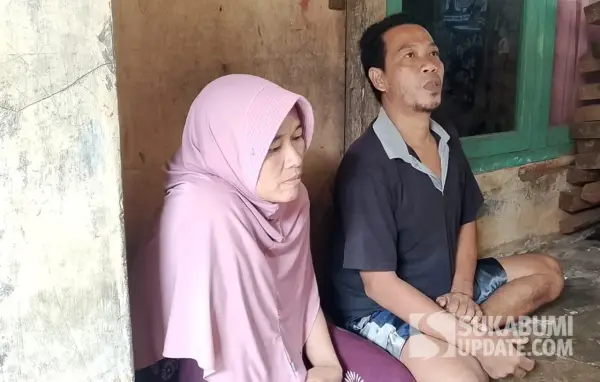 Lilis dan suami saat berada di rumahnya di Kampung Ciherang, RT 19/07, Desa Buniwangi, Kecamatan Surade, Kabupaten Sukabumi. Senin (20/4/2026). (Sumber: SU/Ragil Gilang)