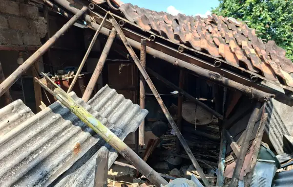 Kondisi dapur milik sepasang lansia di Cicurug, Sukabumi yang ambruk usai diterjang hujan disertai angin kencang. (Sumber: Istimewa)