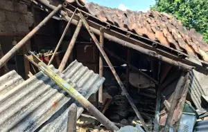 Kondisi dapur milik sepasang lansia di Cicurug, Sukabumi yang ambruk usai diterjang hujan disertai angin kencang. (Sumber: Istimewa)