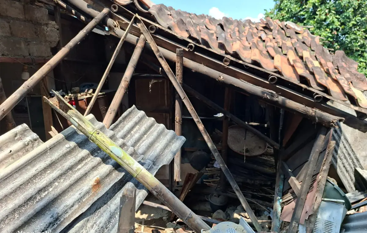 Diterjang Angin Kencang, Dapur Rumah Sepasang Lansia di Cicurug Ambruk Dini Hari