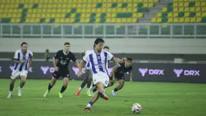 Tendangan penalti Thom Haye di pertandingan Persib vs Dewa United (Sumber : web/persib.co.id)