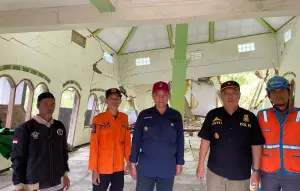 Warga bersama petugas gabungan saat berada di tengah bangunan retak yang nyaris ambruk di Kampung Cihurang, Bantargadung, Sukabumi. (Sumber: Istimewa)