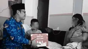 Kadinkes Kabupaten Sukabumi, Masykur Alawi, menunjukkan kepedulian terhadap anak-anak yang hidup dengan HIV/AIDS melalui kegiatan silaturahmi dan pemberian dukungan moral. (Sumber Foto: Dok. Dinkes Kabupaten Sukabumi)