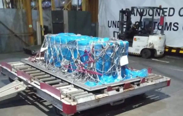 Jenazah PMI asal Sukabumi saat hendak dipulangkan dari China ke Indonesia melalui jalur udara sebagai kargo. (Sumber: Istimewa)