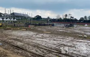 Kondisi lapang di stadion Suryakencana, Warudoyong, Kota Sukabumi usai gelaran konser musik Terambyar Fest. (Sumber: SU/Asep Awaludin)