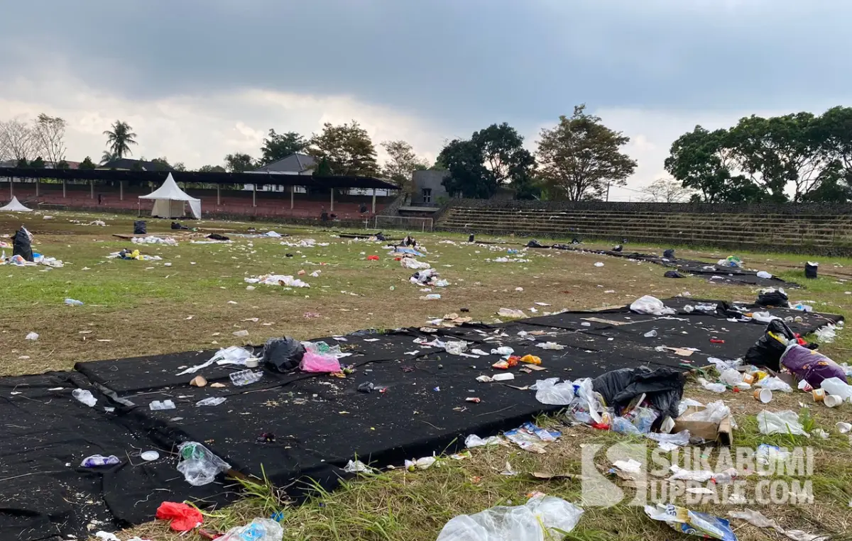 Penampakan sampah yang berserakan usai gelaran konser musik terambyar fest di stadion suryakencana, Warudoyong, Kota Sukabumi.