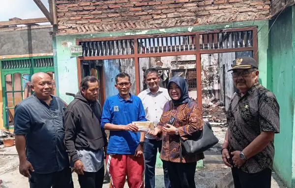 Anggota DPRD Provinsi Jabar, Lina Ruslinawati saat memberikan santunan kepada korban kebakaran di Desa Selaawi, Sukaraja, Sukabumi. (Sumber: Istimewa)