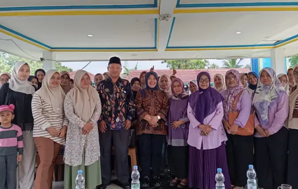 Anggota DPRD Provinsi Jabar, Lina Ruslinawati saat kegiatan pengawasan di Desa Pasirhalang, Kecamatan Sukaraja, Kabupaten Sukabumi, pada Minggu (19/4/2026). (Sumber: Istimewa)