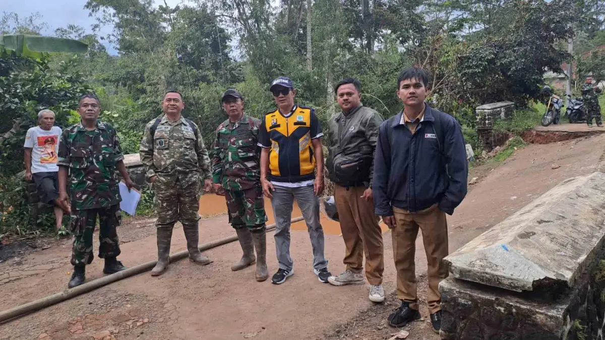 Tim UPTD PU bersama Forkopimcam dan Pemdes Nangerang lakukan asesmen jembatan Linggamanik yang ambruk. | Dok. UPTD PU Jampangtengah